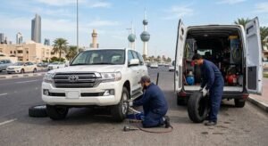 فني سيارات محترف يقوم بتبديل وصيانة إطارات وبطاريات السيارة بدقة وأمان ضمن خدمات بنشر متنقل المهبوله بالكويت لضمان سرعة الاستجابة وراحة العملاء على الطرقات.
